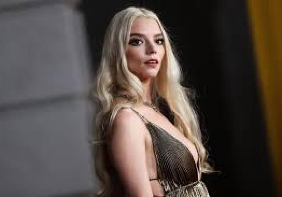 Аня Тейлор-Джой підкорила Тиждень моди в Парижі у кейпі Dior