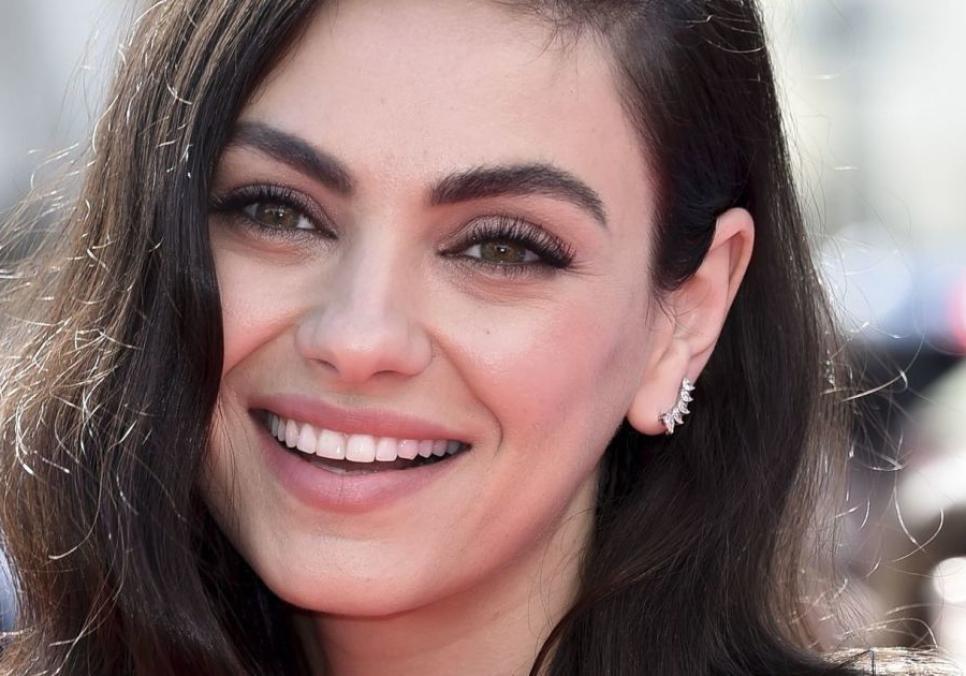 Міла Куніс продемонструвала «Внутрішнього Чорного лебедя» у розкішній сукні