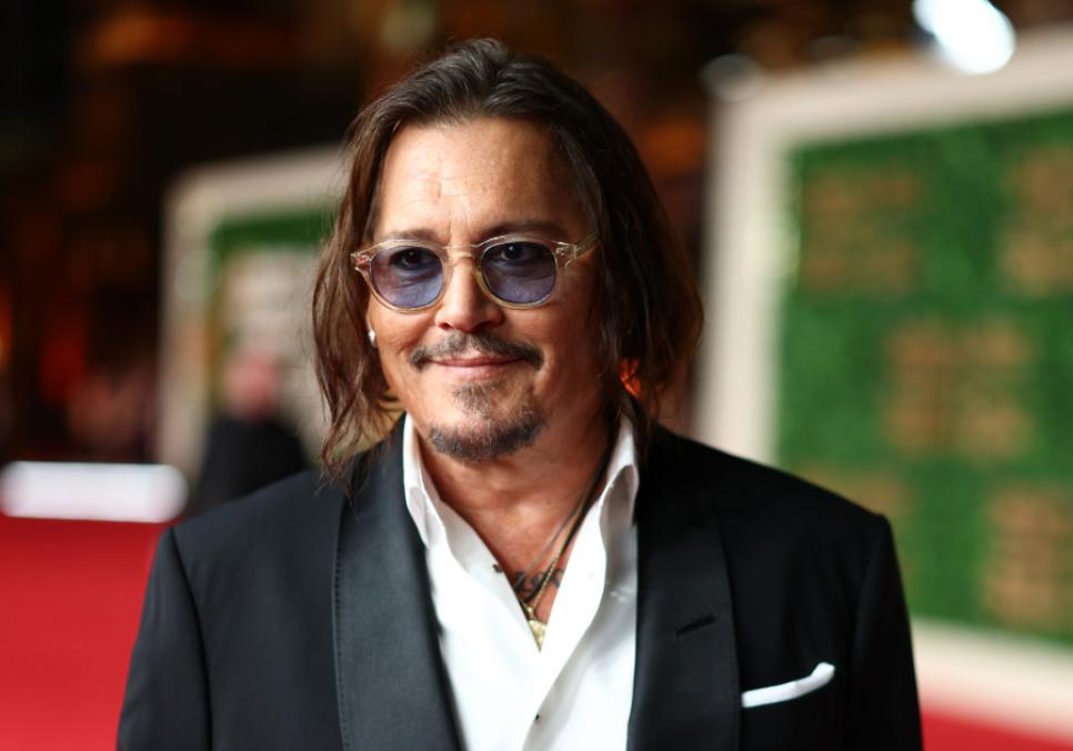 Джонні Депп повертається в Голлівуд з головною роллю у новій «Різдвяній пісні» Джонні Депп повертається в Голлівуд з головною роллю у новій «Різдвяній пісні»