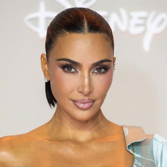 Кім Кардаш'ян підірвала мережу прозорими мінісукнями на свій день народження Кім Кардаш'ян підірвала мережу прозорими мінісукнями на свій день народження