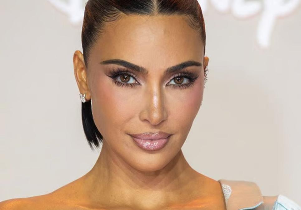 Кім Кардаш'ян підірвала мережу прозорими мінісукнями на свій день народження