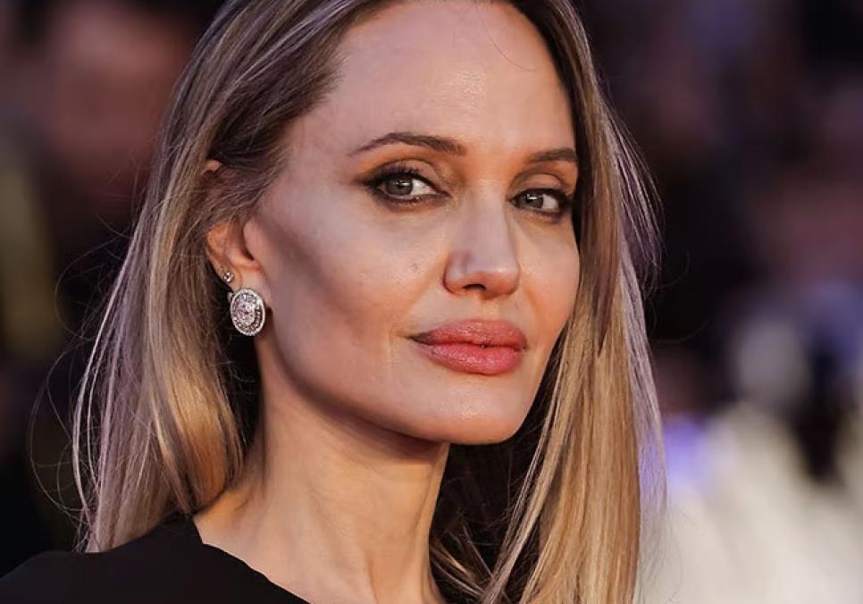 Анджеліна Джолі підкорила Рим неймовірною сукнею з відкритою спиною