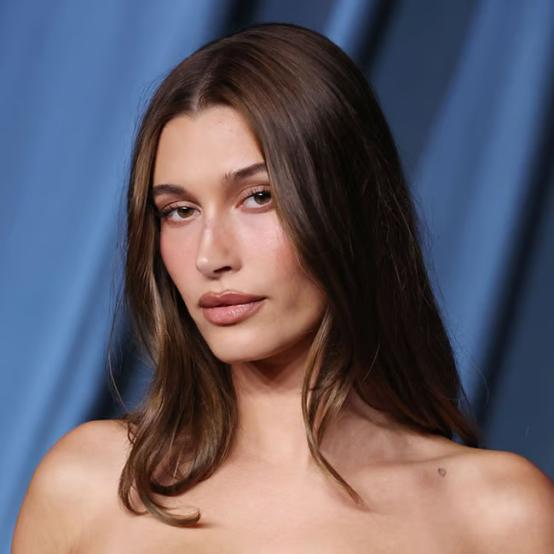 Гейлі Бібер на Vogue World відповіла на злі коментарі про «трансгендерний» вигляд