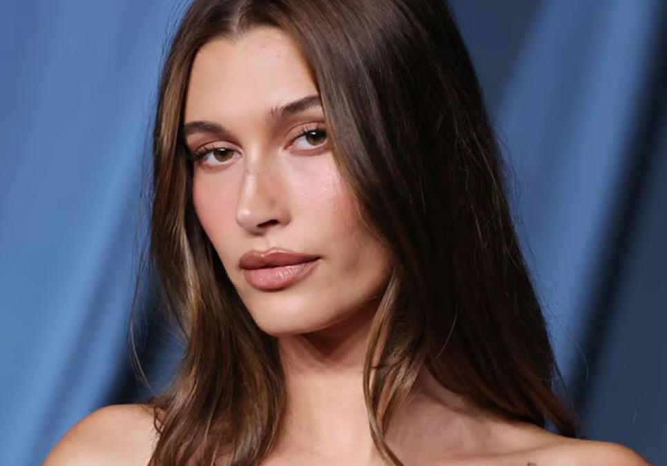 Гейлі Бібер на Vogue World відповіла на злі коментарі про «трансгендерний» вигляд