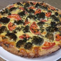 Рецепти:   Смачний домашній кіш з броколі, помідором та курятиною Рецепти:   Смачний домашній кіш з броколі, помідором та курятиною