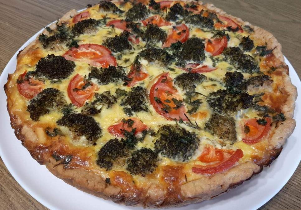 Рецепти:   Смачний домашній кіш з броколі, помідором та курятиною