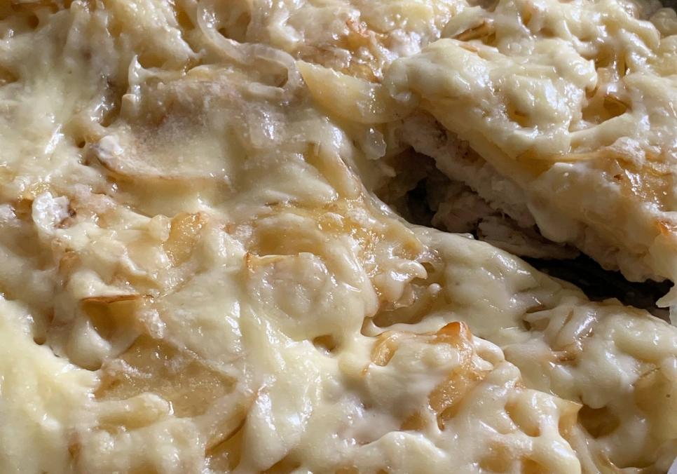 Рецепти:  Смачне куряче філе з картоплею та твердим сиром