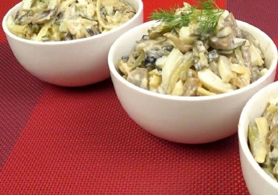 Рецепти:  Смачний салат із курятиною і селерою