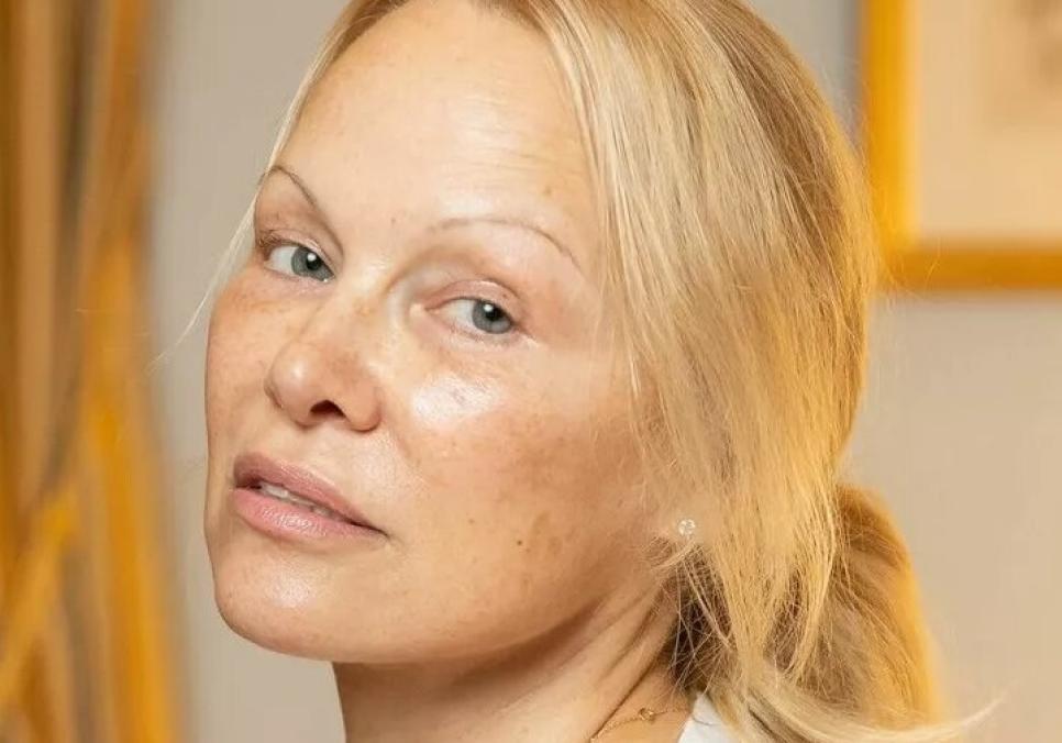 Памела Андерсон завітала на червону доріжку кінофестивалю в Торонто