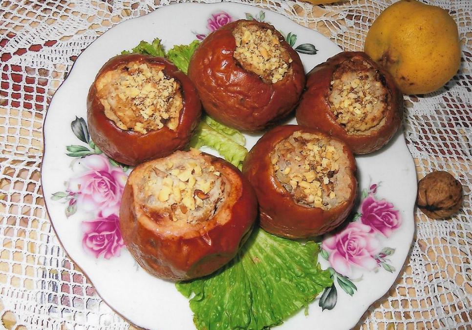 Рецепти:  Смачна  апетитна айва, фарширована курячими стегенцями