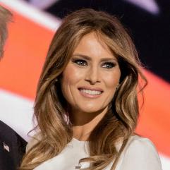 Меланія Трамп вразила осіннім тренчем під час візиту до Великої Британії