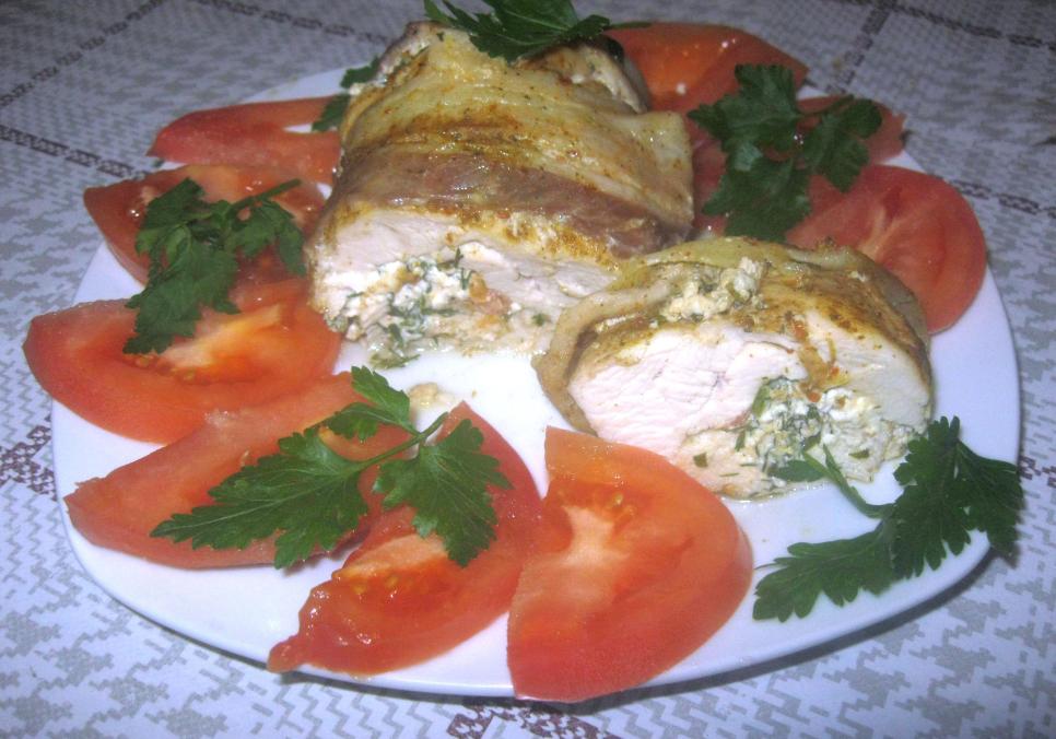 Рецепти:  Смачне апетитне фаршироване куряче філе в обгортці з бекону