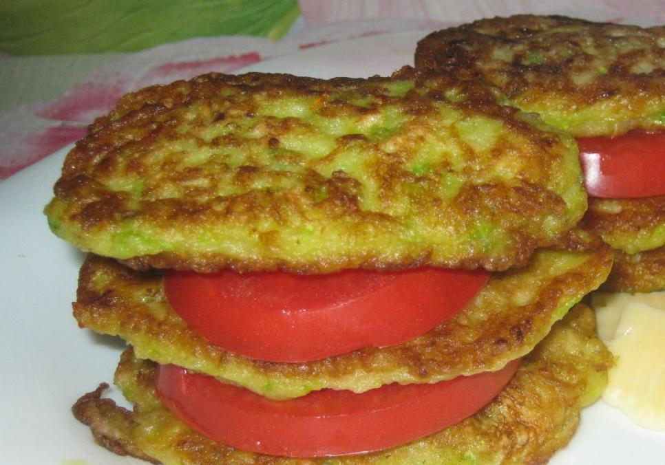 Рецепти:  Смачні хрусткі кабачкові оладки з твердим сиром