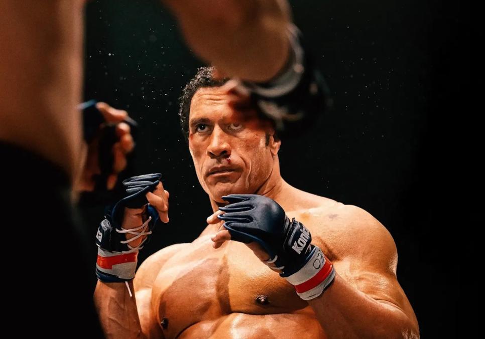 Двейн Джонсон зіграв головну роль у фільмі про бійця MMA «Незламний»