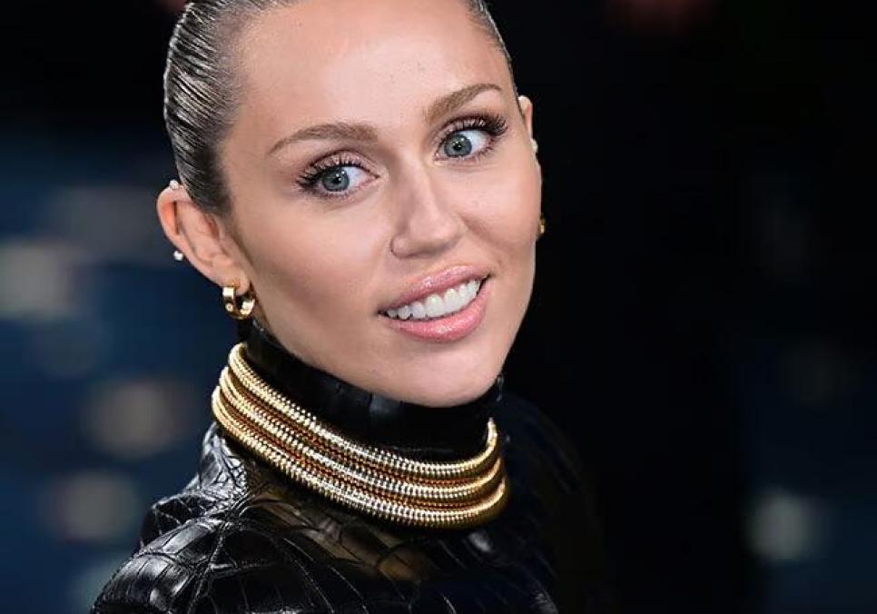 Майлі Сайрус презентувала «мирну пропозицію» у новому кліпі