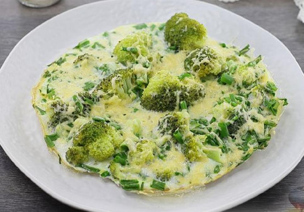 Рецепти:  Смачний поживний омлет із броколі