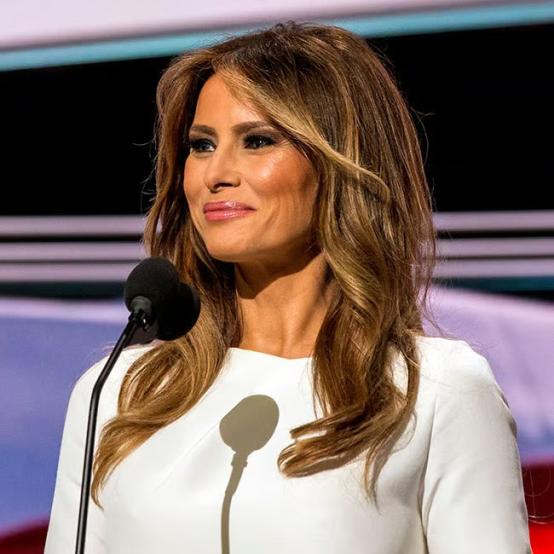 Меланія Трамп повернулася на публіку в брючному костюмі Max Mara