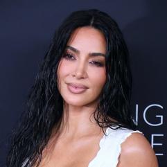 Кім Кардаш'ян з'явилася на The Tonight Show у латексній сукні Кім Кардаш'ян з'явилася на The Tonight Show у латексній сукні