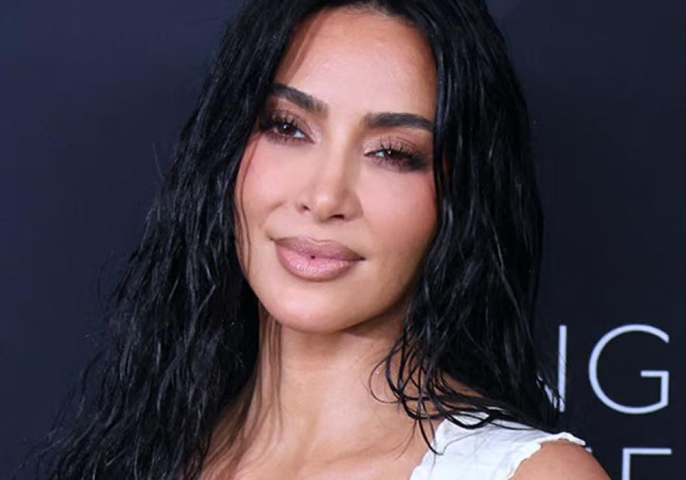 Кім Кардаш'ян з'явилася на The Tonight Show у латексній сукні