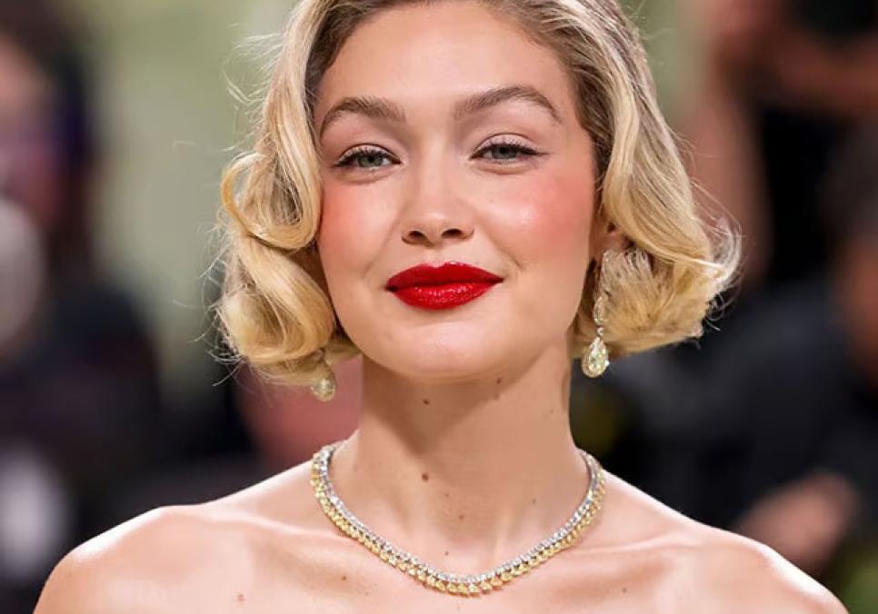 Джіджі Хадід та Бредлі Купер: побачення, робота й футбол на вечірці Vogue