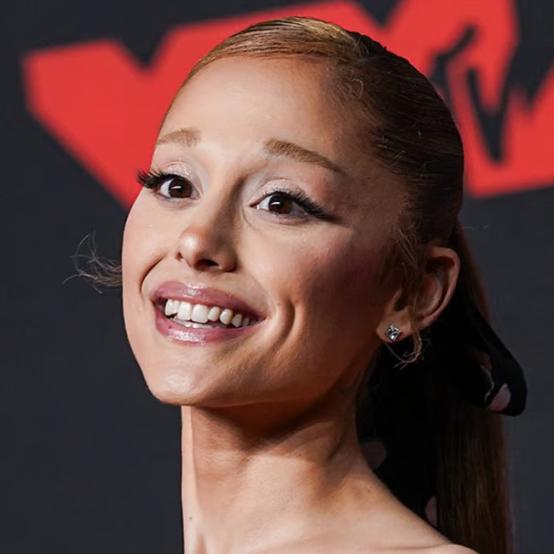 Аріана Гранде з'явилася на VMAs, але фанати стурбовані її здоров'ям