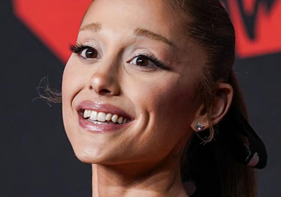 Аріана Гранде з'явилася на VMAs, але фанати стурбовані її здоров'ям