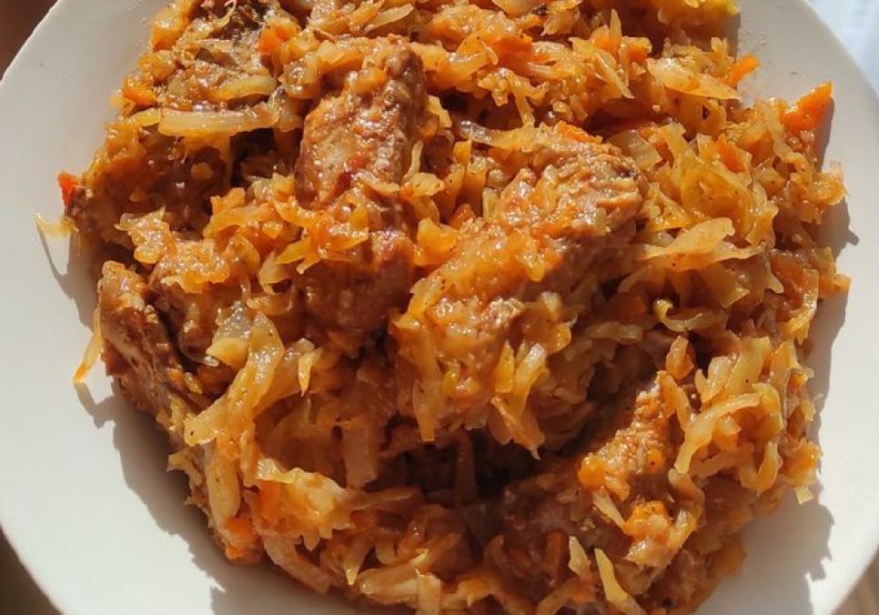 Рецепти:  Смачна апетитна капуста зі свинячими реберцями