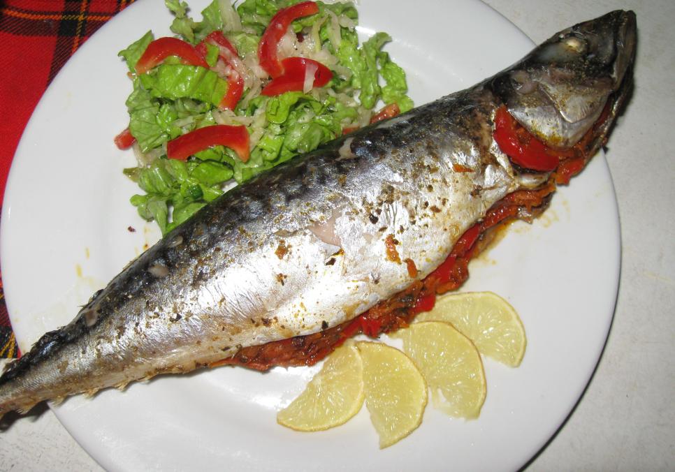 Рецепти:  Смачна апетитна корисна скумбрія, запечена у духовці