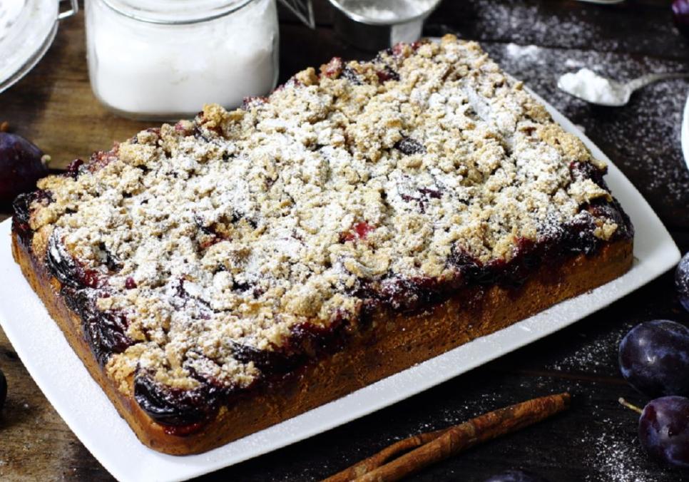 Рецепти:  Смачний домашній дріжджовий пиріг зі сливами