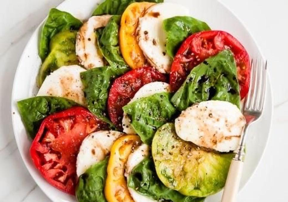 Рецепти:   Смачний  ситний домашній салат «Капрезе»