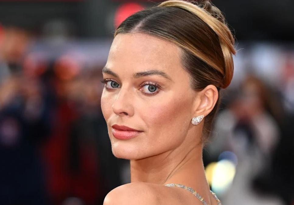 Марго Роббі та Дакота Джонсон засвітились на червоній доріжці у Нью-Йорку