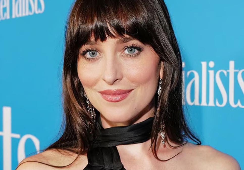 Дакота Джонсон: відверта сукня, що спричинила суперечки на благодійному вечорі