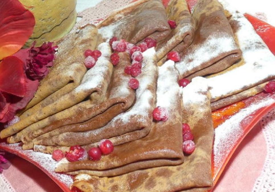 Рецепти:  Смачні ароматні шоколадні млинці з фруктовою начинкою